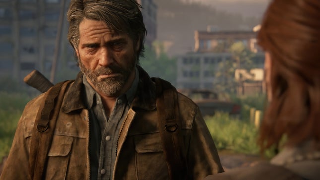 لقطة شاشة تظهر جويل حزينًا وهو ينظر إلى إيلي في The Last of Us Part II. 